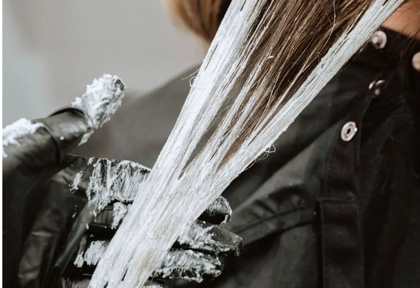 Aplicación de decoloración mecha a mecha para un balayage en NOSS Estilistas