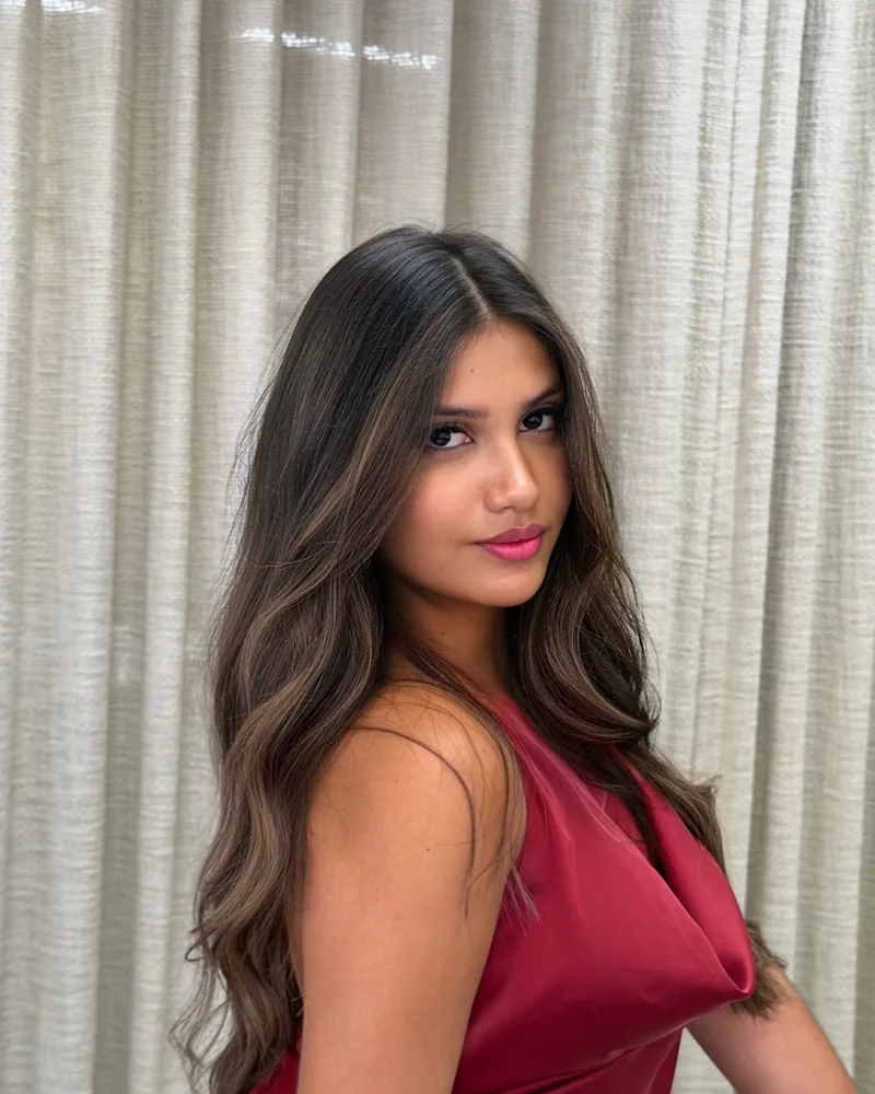Morena iluminada en NOSS Estilistas