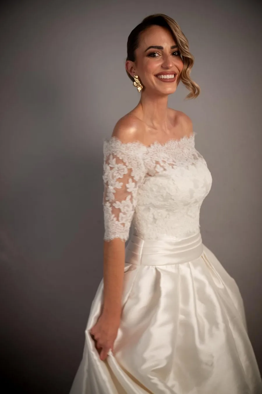 Novia con vestido de encaje y recogido pulido