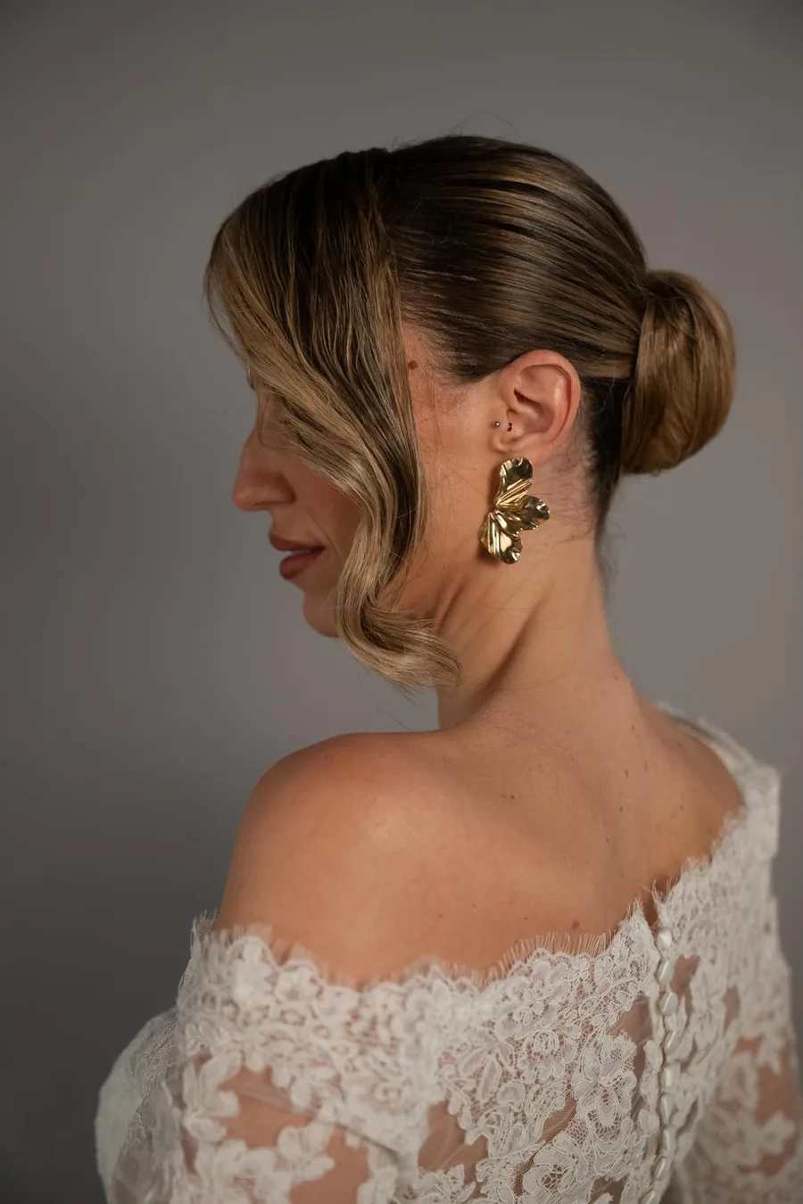 Detalle de un recogido bajo de novia con ondas sueltas